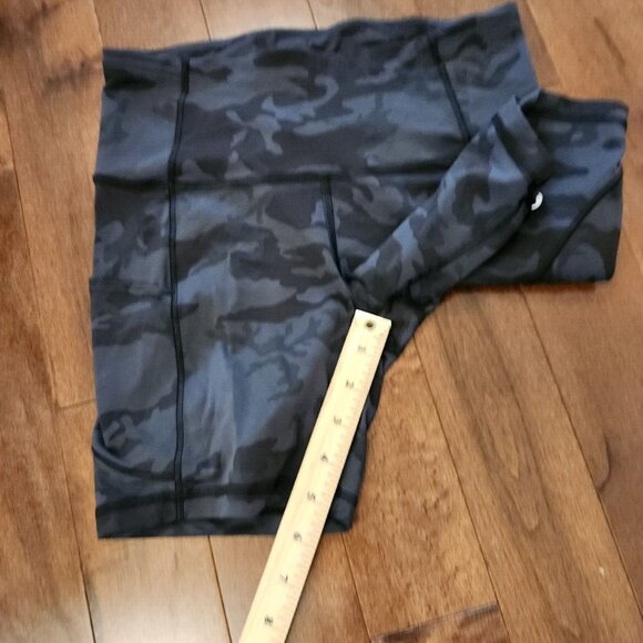 Lululemon women's camo shorts in size 6 - Picture 8 of 8